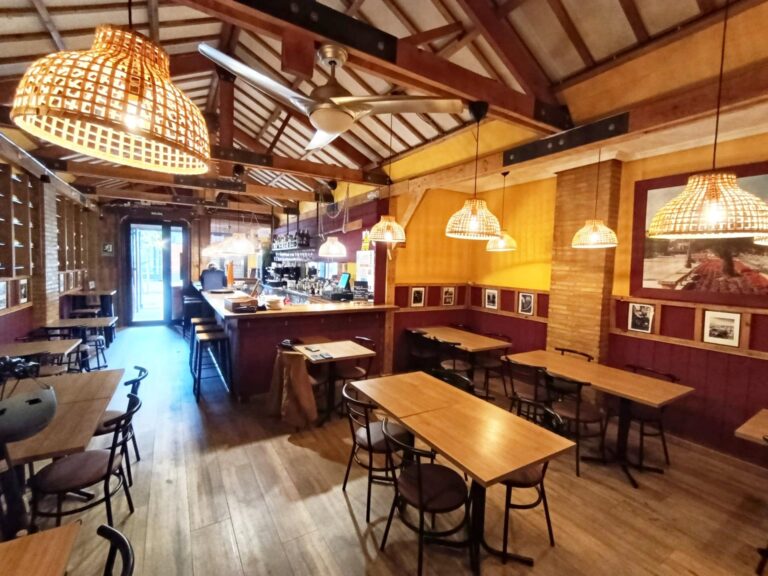 Taberna Con Encanto En Traspaso En El Cabañal. Zona De Alta Demanda. Licencia Definitiva. Alquiler 765 €.