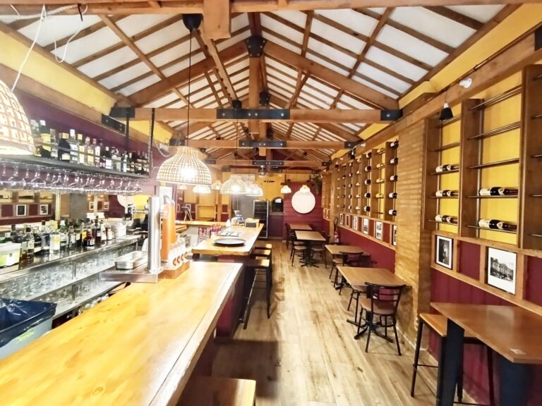 Taberna Con Encanto En Traspaso En El Cabañal. Zona De Alta Demanda. Licencia Definitiva. Alquiler 765 €.
