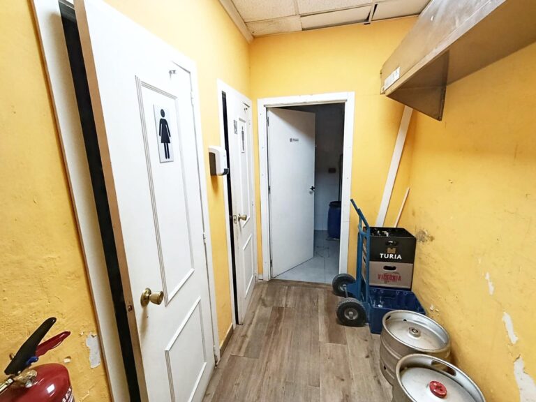 Taberna Con Encanto En Traspaso En El Cabañal. Zona De Alta Demanda. Licencia Definitiva. Alquiler 765 €.