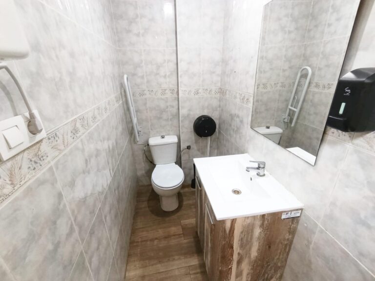Taberna Con Encanto En Traspaso En El Cabañal. Zona De Alta Demanda. Licencia Definitiva. Alquiler 765 €.