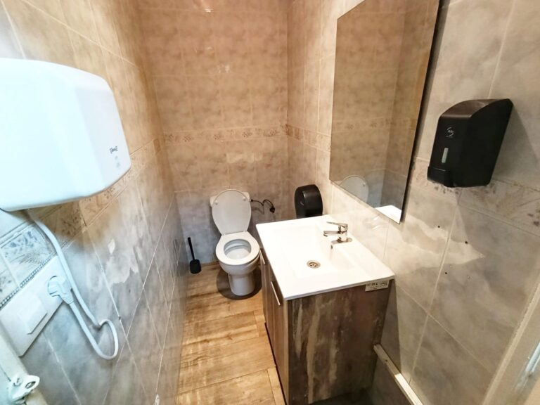 Taberna Con Encanto En Traspaso En El Cabañal. Zona De Alta Demanda. Licencia Definitiva. Alquiler 765 €.