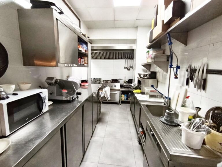 Taberna Con Encanto En Traspaso En El Cabañal. Zona De Alta Demanda. Licencia Definitiva. Alquiler 765 €.