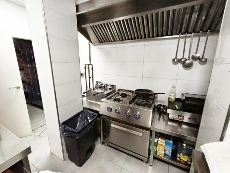 Taberna Con Encanto En Traspaso En El Cabañal. Zona De Alta Demanda. Licencia Definitiva. Alquiler 765 €.
