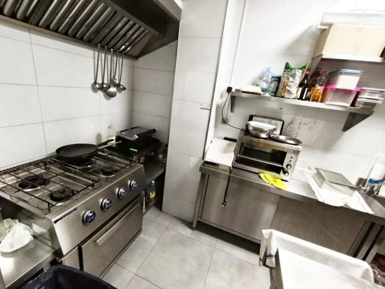 Taberna Con Encanto En Traspaso En El Cabañal. Zona De Alta Demanda. Licencia Definitiva. Alquiler 765 €.