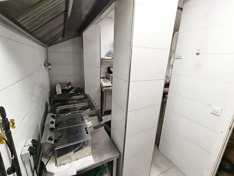 Taberna Con Encanto En Traspaso En El Cabañal. Zona De Alta Demanda. Licencia Definitiva. Alquiler 765 €.