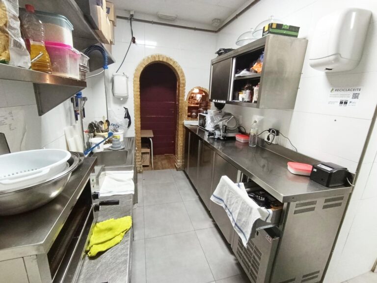 Taberna Con Encanto En Traspaso En El Cabañal. Zona De Alta Demanda. Licencia Definitiva. Alquiler 765 €.