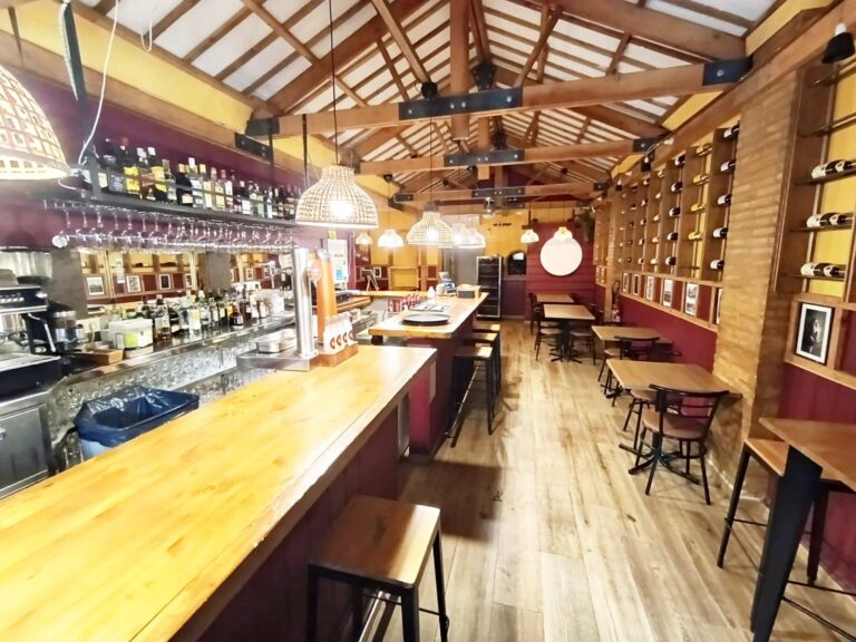 Taberna Con Encanto En Traspaso En El Cabañal. Zona De Alta Demanda. Licencia Definitiva. Alquiler 765 €.