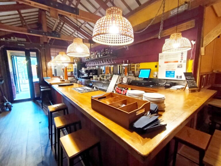 Taberna Con Encanto En Traspaso En El Cabañal. Zona De Alta Demanda. Licencia Definitiva. Alquiler 765 €.