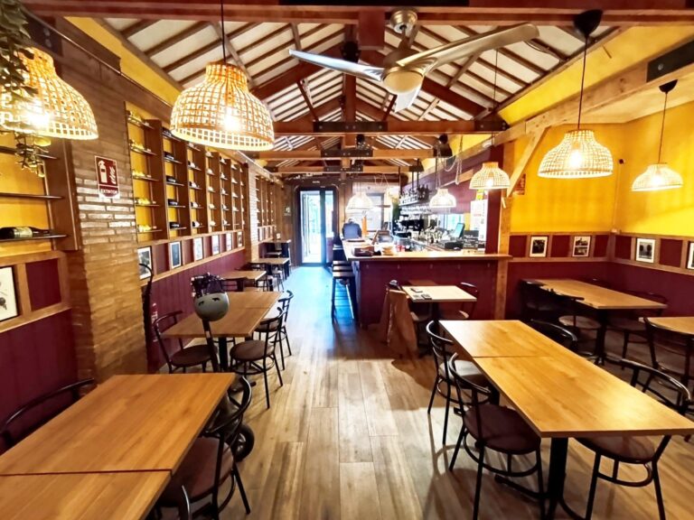 Taberna Con Encanto En Traspaso En El Cabañal. Zona De Alta Demanda. Licencia Definitiva. Alquiler 765 €.