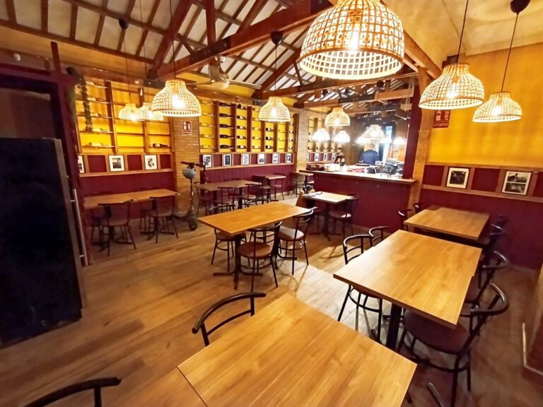 Taberna Con Encanto En Traspaso En El Cabañal. Zona De Alta Demanda. Licencia Definitiva. Alquiler 765 €.