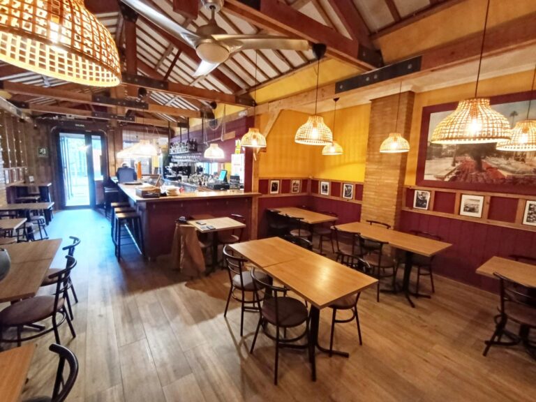 Taberna Con Encanto En Traspaso En El Cabañal. Zona De Alta Demanda. Licencia Definitiva. Alquiler 765 €.