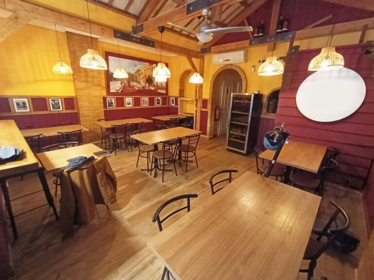 Taberna Con Encanto En Traspaso En El Cabañal. Zona De Alta Demanda. Licencia Definitiva. Alquiler 765 €.