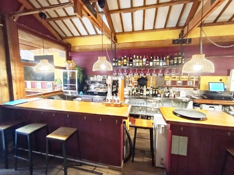 Taberna Con Encanto En Traspaso En El Cabañal. Zona De Alta Demanda. Licencia Definitiva. Alquiler 765 €.