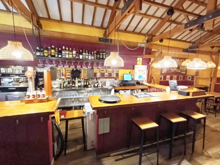 Taberna Con Encanto En Traspaso En El Cabañal. Zona De Alta Demanda. Licencia Definitiva. Alquiler 765 €.