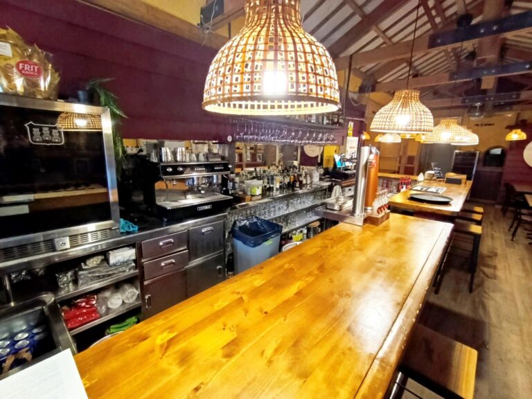 Taberna Con Encanto En Traspaso En El Cabañal. Zona De Alta Demanda. Licencia Definitiva. Alquiler 765 €.