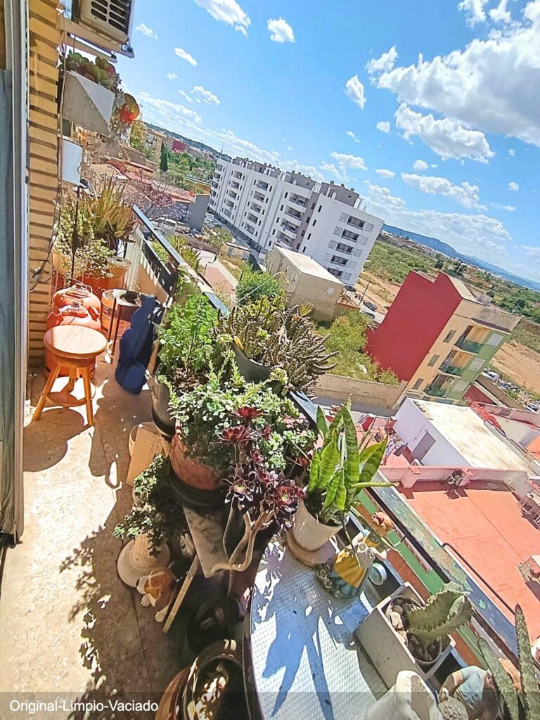 Vivienda económica de 3 dormitorios con balcón y orientación Este