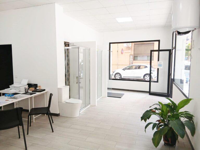 Local esquinero reformado para exposición de reformas en traspaso en Sedaví. Alquiler 490 €.