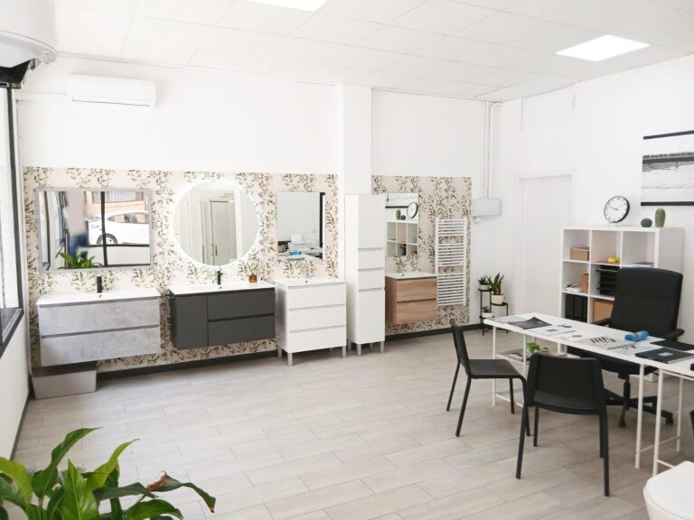 Local esquinero reformado para exposición de reformas en traspaso en Sedaví. Alquiler 490 €.