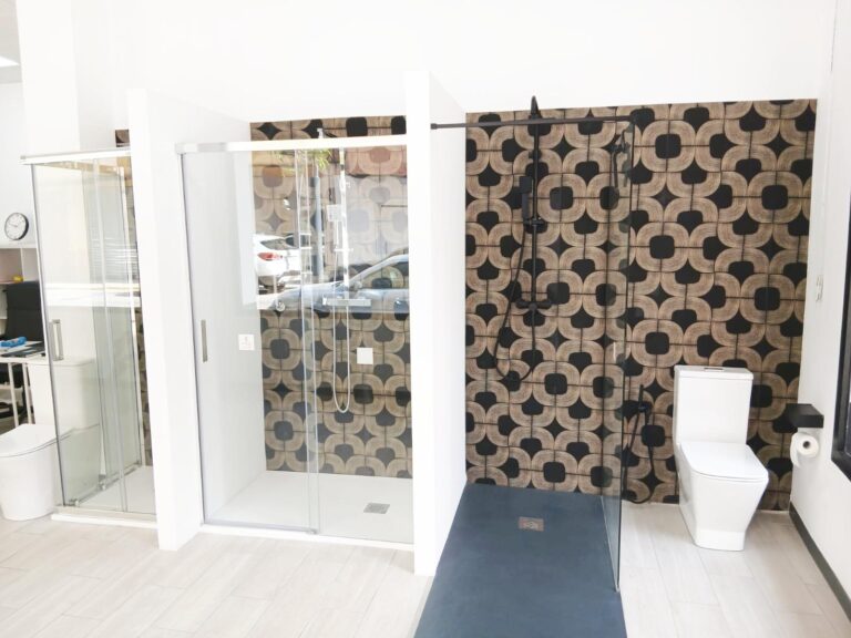Local esquinero reformado para exposición de reformas en traspaso en Sedaví. Alquiler 490 €.